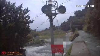 返家路溢洪受阻！　勇消架梯救人