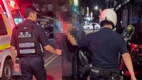 台北市內湖區東湖市場臭豆腐攤遭撞，15歲曾姓少年送辦。（圖／翻攝畫面）