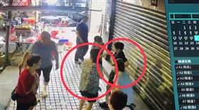 曾姓少年撞進臭豆腐攤釀3死，老闆娘、女員工燒燙傷。（圖／翻攝畫面）