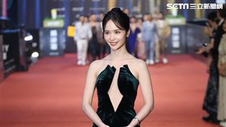陳明珠紅毯辣秀美胸！抹胸黑禮服中間全空