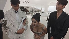 雷艾美（中）倒奶（圖／記者鍾智凱攝）