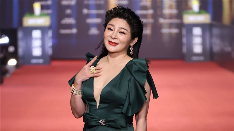 王彩樺深V開到肚臍辣翻　東西半球全都露