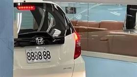 黃金車牌「8888-88」由一位Fit車主以380萬標下。（圖／翻攝爆料公社）