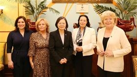 蔡英文訪歐抵達比利時布魯塞爾，17日出席「女力之夜」餐敘（圖／翻攝自蔡英文X）