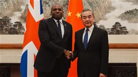 英中外相18日北京會談英國外交大臣拉米（左）18日在北京與中國外長王毅（右）會談。（英國外交部提供）中央社記者陳韻聿倫敦傳真 113年10月19日