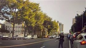 帶家人路邊違停買東西！員警下秒竟「拔槍攔查」嚇壞　北市警局長回應了。（圖／徐弘庭提供）