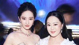 劉亦菲（左）與章小蕙在時尚活動合照（圖／翻攝微博）