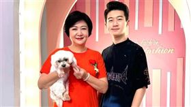 崔佩儀與狗女兒「妹妹」（圖／翻攝自臉書）