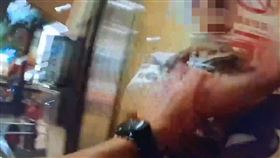 男子遭勸離後開始失控暴走。（圖／警方提供）