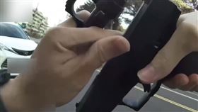 民眾違停買東西！員警「拔槍攔停」關鍵曝光　中正二回應：無過當。（圖／翻攝畫面）