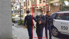 淡水逆子「門簾勒斃父親」悠閒散步遭逮！士院裁定延押2月：嫌疑重大。（圖／翻攝畫面）