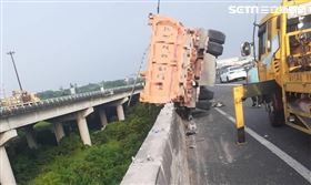 國道大型車,車禍,國道翻覆(圖/高工局提供)