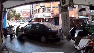 扯！蘆洲男倒車撞騎樓　整排機車遭撞爛