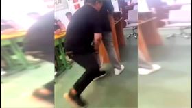 陸師當眾用羽毛球拍手柄捅學生屁股。（圖／翻攝自微博）