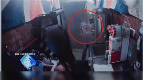 咖啡店闆娘打烊遇詭男 門口搭訕