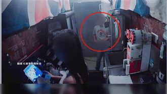 咖啡店闆娘打烊詭男！門口「脫褲」騷擾