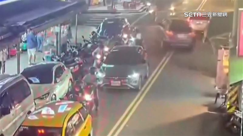 少年無照奪3命　臭豆腐店客人3秒擦肩死神