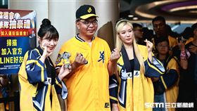 ▲PS女孩邊荷律、李丹妃第1次穿法披應援。（圖／記者劉彥池攝影）