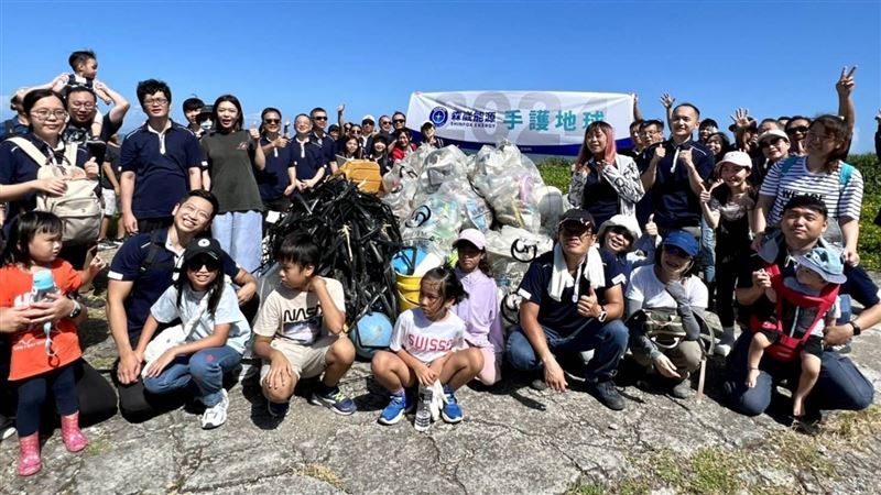 森崴能源攜家眷　東北角淨灘「手」護地球