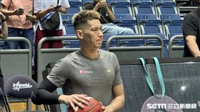 新北國王球星頂著金髮現身開幕戰。（圖／記者蔡厚瑄攝影）