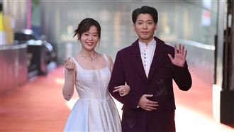 楊小黎白色馬甲現身　一轉身福利美背香爆