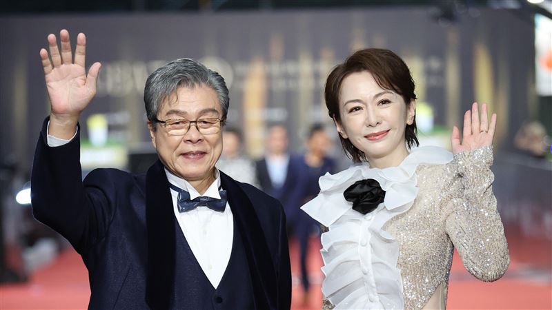 55歲潘儀君挖空露大片美背　楊烈目不轉睛