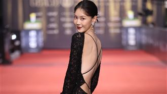 幾乎全裸！鍾瑶愛心胸貼、丁字褲走紅毯