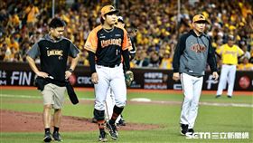 ▲中職35年台灣大賽G1，統一獅先發投手古林睿煬4局下因傷退場。（圖／記者劉彥池攝影）