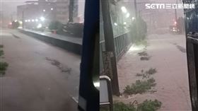 豪雨彈來襲，暖暖車站因淹水導致民眾受困車內。（圖／民眾提供）
