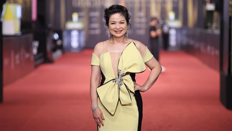 楊貴媚深V到肚臍　透視美胸真實身材曝光