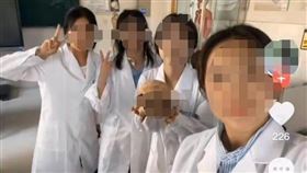 中國4名醫學生捧著大體老師頭骨。（圖／翻攝自極目新聞）