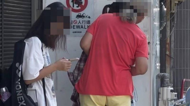 台南車站白髮婦專挑學生借錢　警方說話了