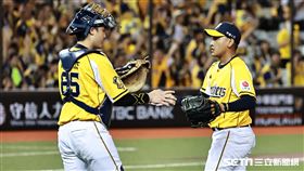 ▲中職35年台灣大賽G1，中信兄弟終結者吳俊偉守下球隊勝利和捕手高宇杰握手。（圖／記者劉彥池攝影）