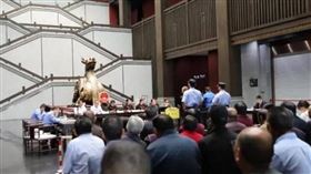 大陸一名王姓男子是《盜墓筆記》的書迷之一，他放著服裝生意不做，偏偏加入「盜墓團」。（圖／翻攝自現代快報）