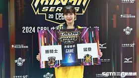 ▲PS女孩邊荷律公布中職35年台灣大賽G2雙方先發投手，統一獅派出勝騎士對決中信兄弟猛登。（圖／記者劉彥池攝影）