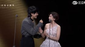 賈靜雯、薛仕凌頒發戲劇節目男主角獎。