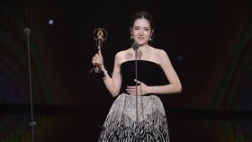 許瑋甯在台上摸肚。（圖／三立提供）