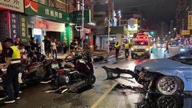 許男深夜因不明原因失控衝撞。（圖／翻攝畫面）