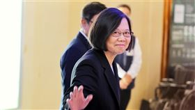 記者詢問是否滿意訪歐成果  蔡英文微笑點頭前總統蔡英文結束歐洲行20日清晨回到台灣，對於媒體詢問是否滿意訪歐的成果，蔡英文也特別停下腳步微笑點頭，並向在場媒體揮手致意。中央社記者吳睿騏桃園機場攝  113年10月20日