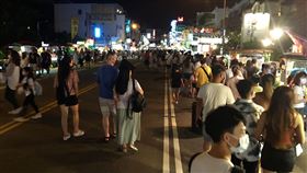 國慶連假登場  墾丁大街湧人潮國慶3天連假首日，許多民眾紛紛出遊度假，屏東恆春知名的墾丁大街晚間也是人潮滿滿。（恆春警分局提供）中央社記者郭芷瑄傳真  110年10月9日