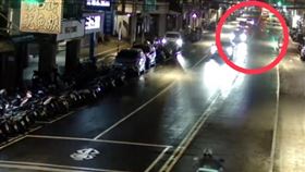 許男失速逆向衝撞，驚悚瞬間讓人捏一把冷汗。（圖／翻攝畫面）