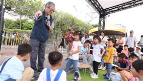 ▲出席活動兒童未來市，文化部長李遠「演」故事給小朋友看。（圖／文化部提供）