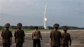 圖為9月18日北韓領導人金正恩（中）視察新型飛彈試射。（圖取自北韓中央通信社網頁kcna.kp）
