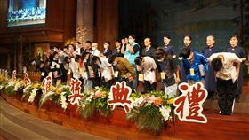 2024年慈濟新芽獎學金頒獎典禮於10月19日展開；10月19日花蓮靜思堂場頒發孝悌獎前，慈中學生與慈濟志工以音樂手語劇演出孝道故事，勉勵大家行善行孝不能等。（圖／慈濟基金會提供）