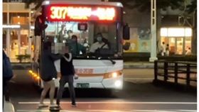 板橋公車站馬路上吵架　（圖／翻攝自Threads）