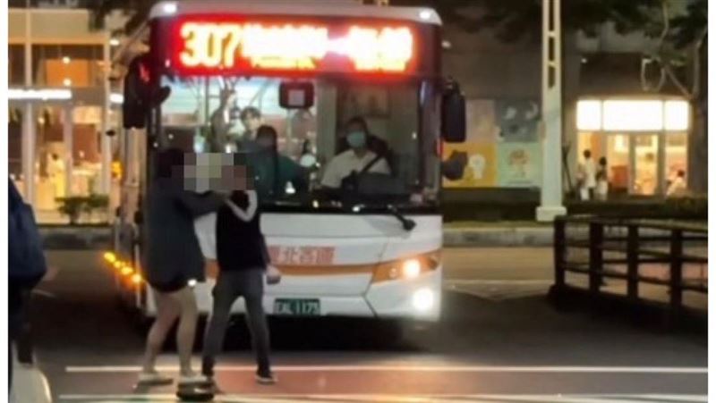 男女在路中央吵架互毆　公車運將一臉無奈