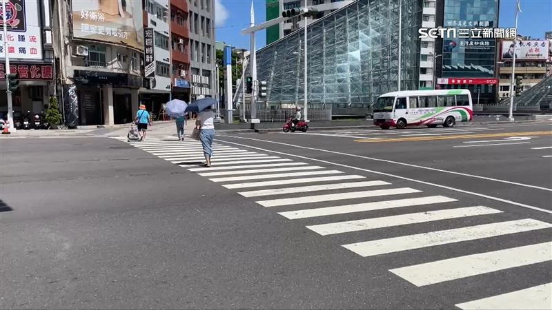 被嗆「3字」摔爛手機　火爆騎士完了
