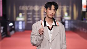 柯震東撿起許瑋甯裙子的羽毛拍照（圖／記者鄭孟晃、趙于瑩攝影）