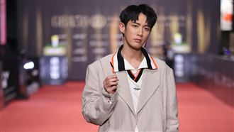 柯震東紅毯這動作網笑翻　甜誇：愛惜羽毛