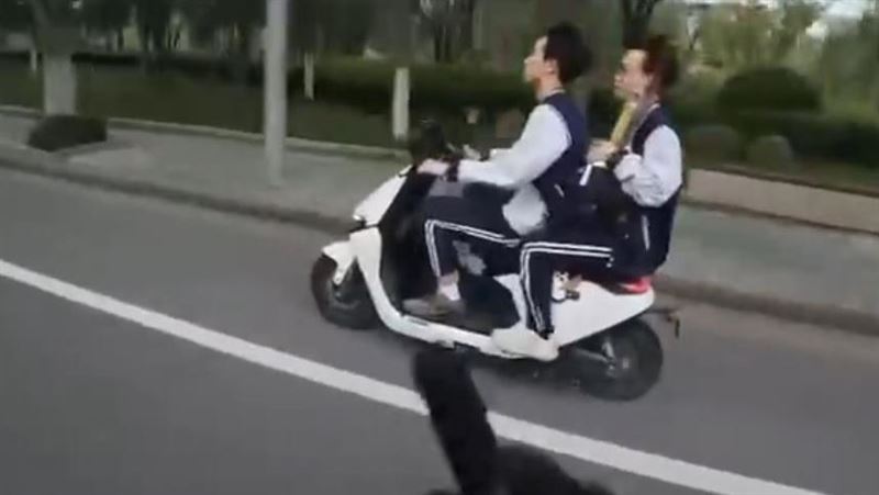 騎士超車挑釁學生比中指！2秒後下場超慘